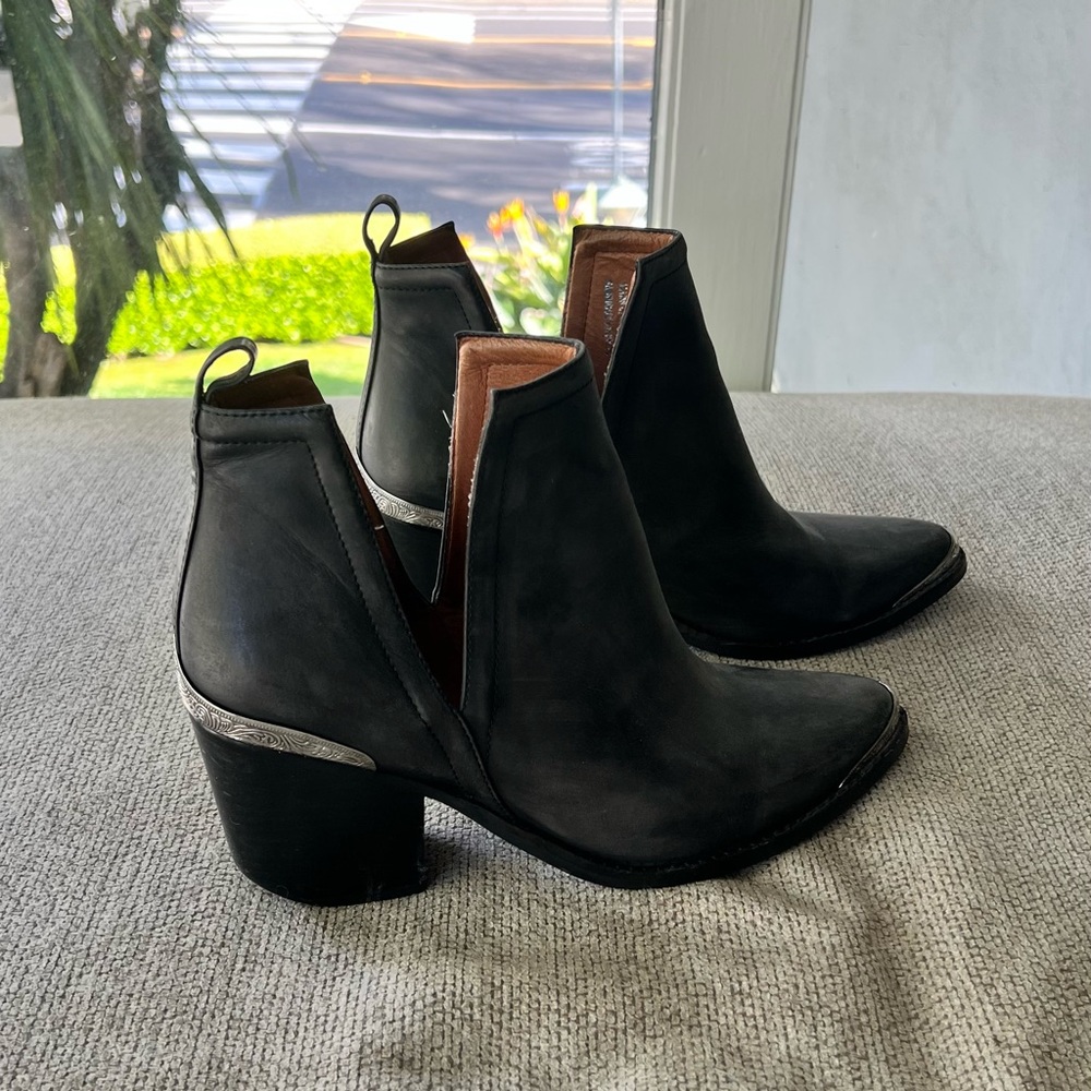 Sleek Black Chelsea Ankle Boots with Elastic Panels